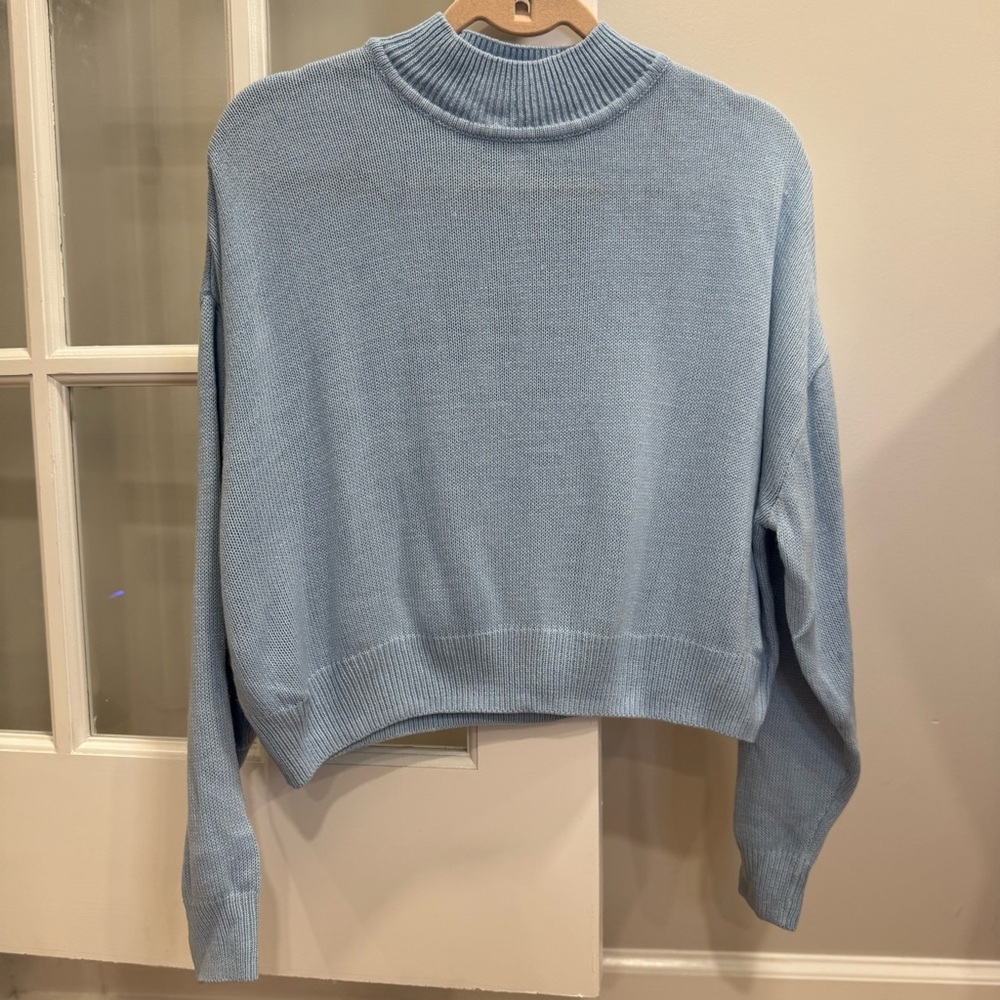 H&M Blue Cropped Top Sweater with Relaxed Fit‎